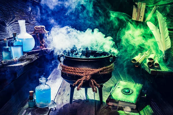 Velho caldeirão bruxo com livros e pergaminhos para o Halloween — Fotografia de Stock