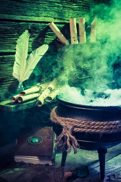 ハロウィーンのための緑の混合物と古いウィッチャー大釜 — ストック写真