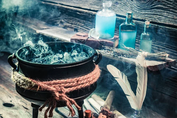할로윈 마녀의 묘약과 스크롤 냄비 — 스톡 사진