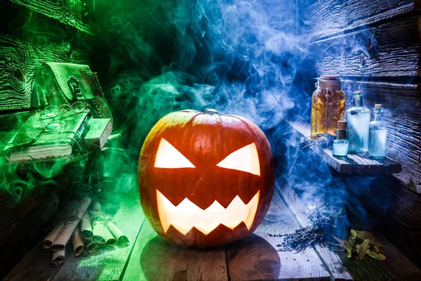 Светящаяся тыква на Хэллоуин в коттедже ведьм — стоковое фото