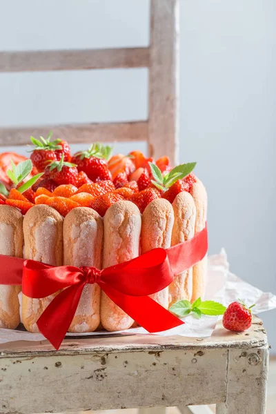 Sabroso pastel hecho de frutas frescas y jalea — Foto de Stock