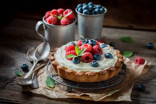 Tarta sabrosa y aromática con queso mascarpone y fruta — Foto de Stock