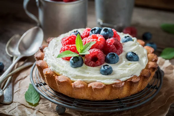 Deliciosa y crujiente tarta con queso mascarpone y fruta — Foto de Stock