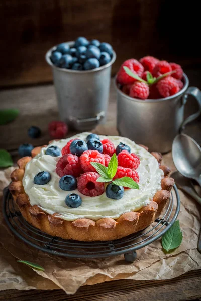 Tasty and aromatic tart with blueberries and raspberries — Stock Photo, Image