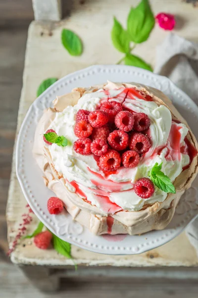 Tort dulce și cremos Pavlova din mascarpone și fructe de pădure — Fotografie, imagine de stoc