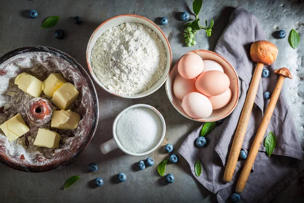 Zutaten für leckeren und süßen Kuchen mit blauen Beeren — Stockfoto