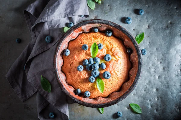 新鮮な食材を使ったおいしい、熱いブルーベリー ケーキ — ストック写真