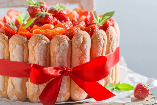 Homemade cake with strawberries and whipped cream — Stock Photo, Image