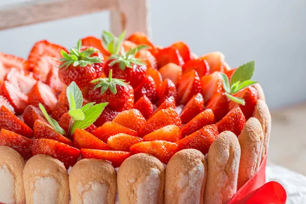 Pastel dulce con frutas frescas y galletas — Foto de Stock