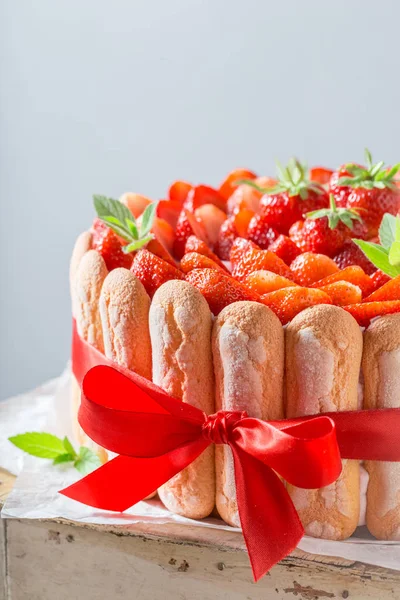 Sabroso pastel con frutas frescas y galletas — Foto de Stock