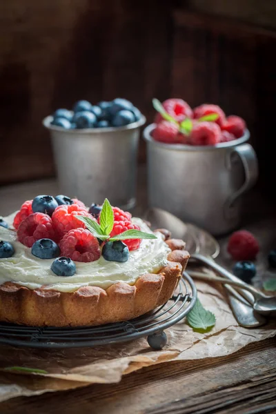 Hausgemachte und rustikale Torte mit Beeren und Mascarpone — Stockfoto