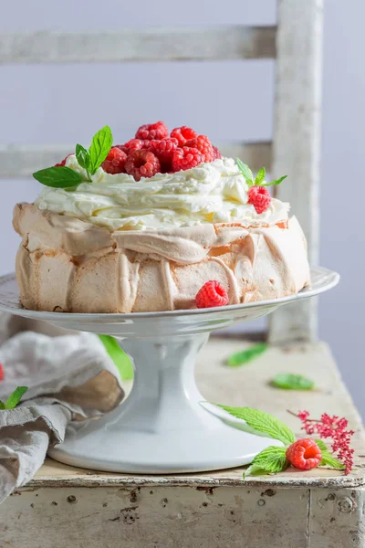 Delicious and crispy Pavlova dessert with raspberries and meringue — Stock Photo, Image