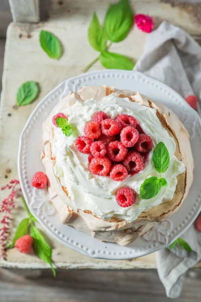 Delicious and crispy Pavlova dessert with berries and meringue — Stock Photo, Image