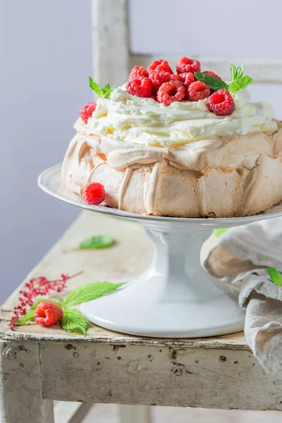 Sweet and creamy Pavlova dessert made of mascarpone and berries — Stock Photo, Image