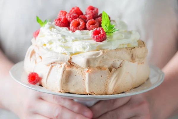 Σπιτικό και ρουστίκ Pavlova κέικ με μούρα και μαρέγκα — Φωτογραφία Αρχείου