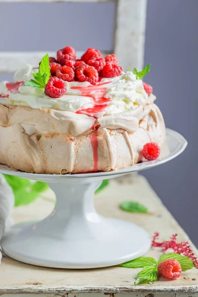 Delicious and crispy Pavlova cake with berries and meringue — Stock Photo, Image