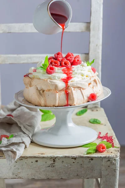 Sweet and creamy Pavlova dessert with berries and meringue — Stock Photo, Image
