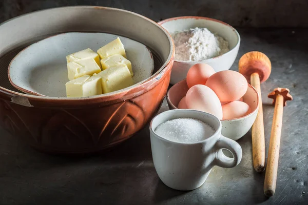 Zutaten für leckeren und süßen Kuchen mit Blaubeeren — Stockfoto