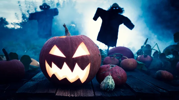 Scary calabaza de Halloween en el campo oscuro con espantapájaros —  Fotos de Stock