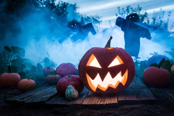 Calabaza espeluznante con espantapájaros en el campo para Halloween —  Fotos de Stock