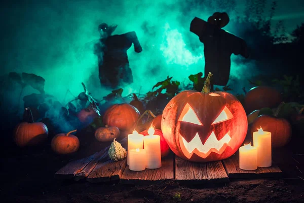 Calabaza espeluznante con niebla verde y espantapájaros para Halloween —  Fotos de Stock