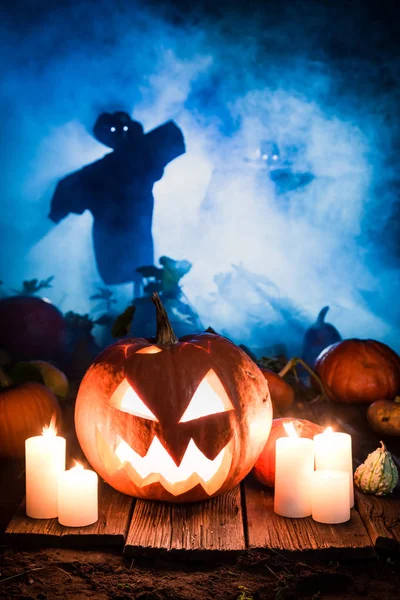 Страшная тыква с пугалами на поле на Хэллоуин — стоковое фото