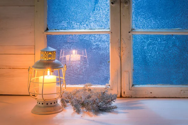Ventana azul por la noche y vela encendida para Navidad —  Fotos de Stock