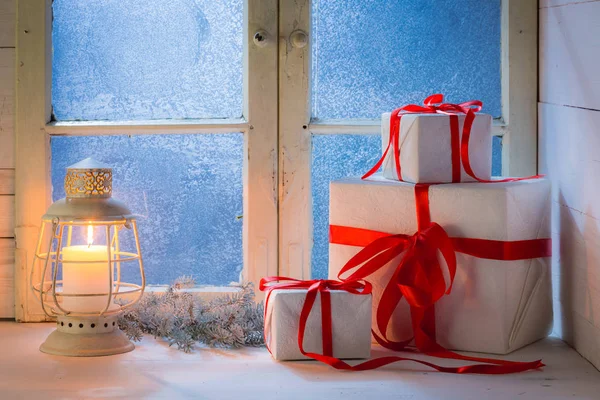 Finestra blu e candela accesa per Natale — Foto Stock