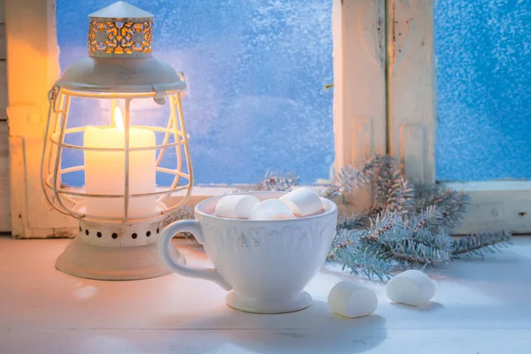Наслаждайтесь горячим рождественским шоколадом с зефиром и свечой — стоковое фото