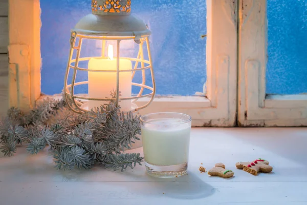 Σπιτική και τα γλυκά χριστουγεννιάτικα μπισκότα με το γάλα και το κερί — Φωτογραφία Αρχείου