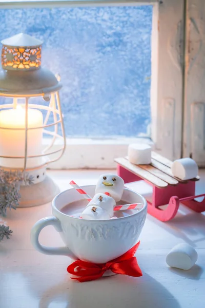 Χαλάρωση στο ζεστό κακάο χιονάνθρωπος για τα Χριστούγεννα από κατεψυγμένα παράθυρο — Φωτογραφία Αρχείου