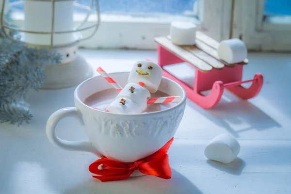 Отдых в горячем какао снеговике на Рождество и сани — стоковое фото