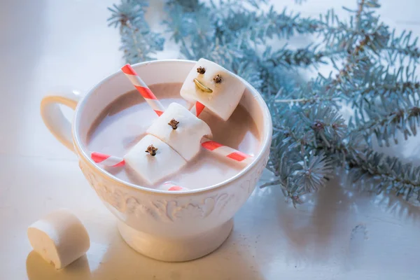 Nahaufnahme eines lustigen Schneemanns zu Weihnachten in heißer Schokolade — Stockfoto