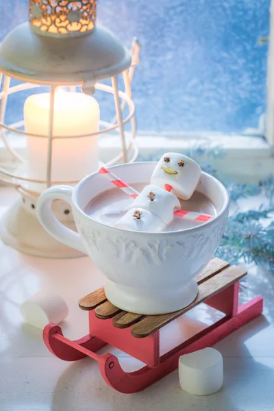 Счастливого зефира снеговика на Рождество в горячем шоколаде — стоковое фото