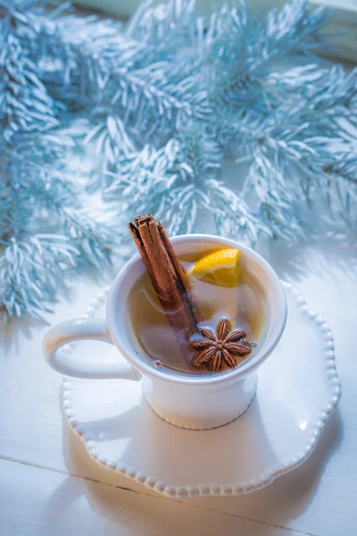 Ароматный и сладкий чай с апельсином и корицей на Рождество — стоковое фото
