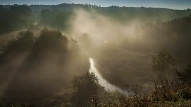 Menakjubkan matahari terbit di atas lembah dengan kabut yang indah di musim gugur, timelapse, 4K — Stok Video