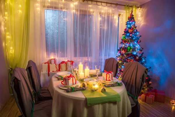 Traditionally Christmas table setting during the frosty winter evening — Stock Photo, Image