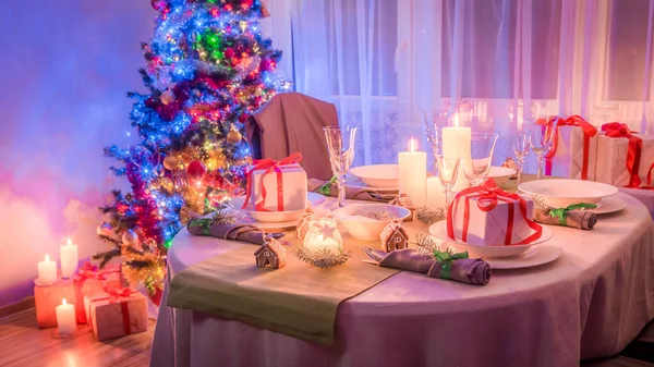 豪華なクリスマス テーブル ツリーの設定と現在 — ストック写真