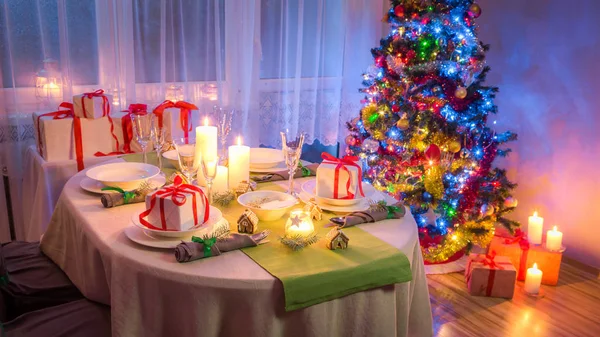 Linda mesa de Natal configuração durante a noite de inverno gelado — Fotografia de Stock