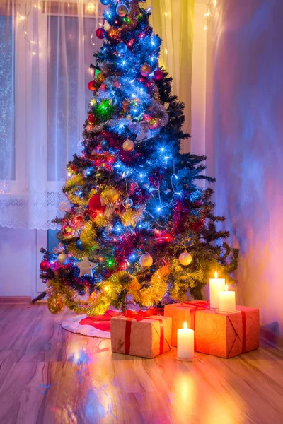 凍るような冬の夜の間にクリスマス ツリーとプレゼントします。 — ストック写真