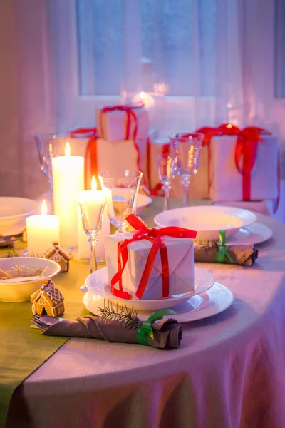 Beau décor de table de Noël avec bougies et pain d'épice — Photo