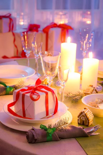 Užijte si vánoční stůl s zelené a bílé dekorace — Stock fotografie