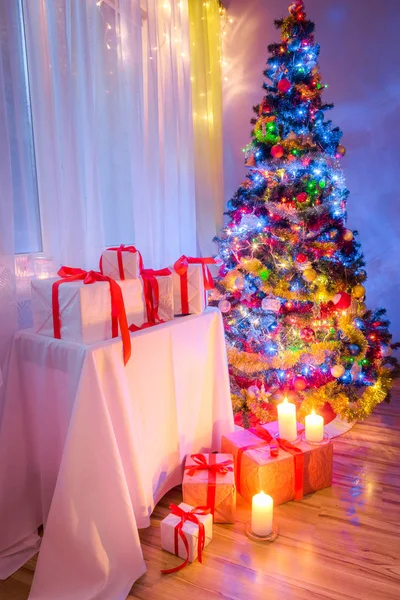 전통적으로 크리스마스 트리 크리스마스 이브 선물 — 스톡 사진