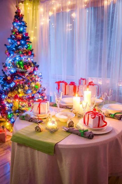Stimmungsvolle weihnachtliche Tischdekoration für Heiligabend — Stockfoto