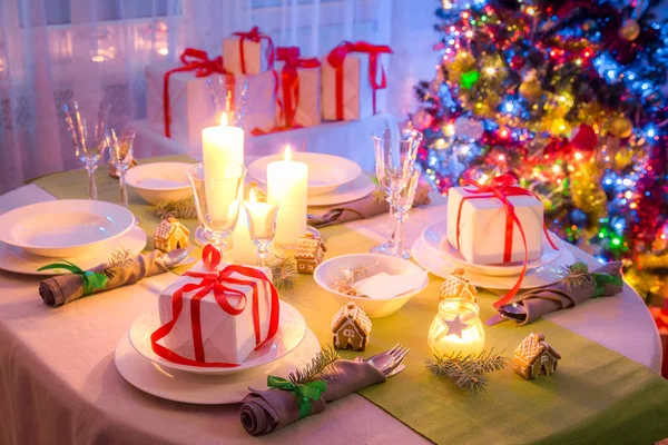 Definição de mesa de Natal de tirar o fôlego com decoração verde e branca — Fotografia de Stock
