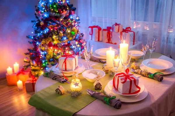 Prachtige Kerstmis tabel omgeving met groene en witte decoratie — Stockfoto