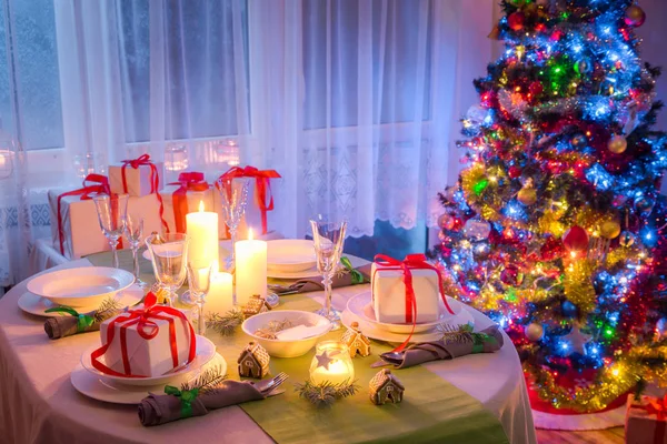 Genießen Sie Ihren Weihnachtstisch mit Geschenk und Baum — Stockfoto