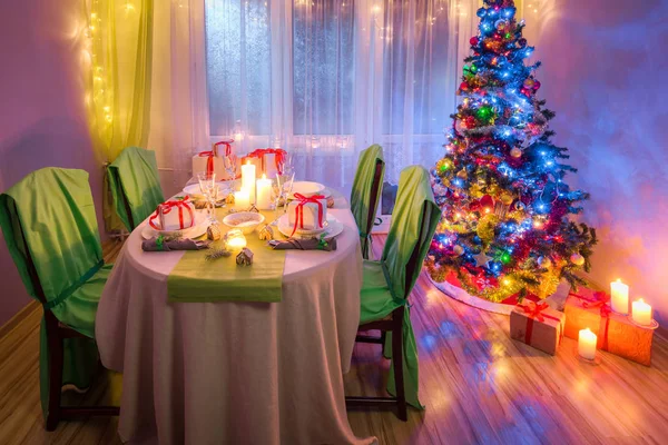 Mesa de Navidad familiar con velas y pan de jengibre — Foto de Stock
