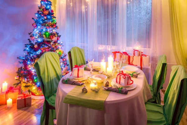 Atemberaubende weihnachtliche Tischdekoration am frostigen Winterabend — Stockfoto