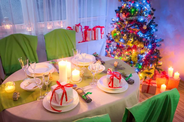 Family Christmas table setting with present and tree — Stock Photo, Image